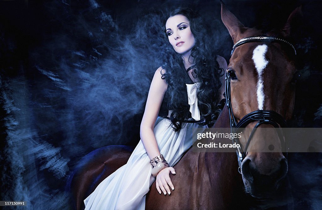 Bella donna seduta a cavallo