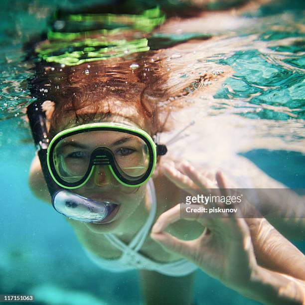 buceo con esnórquel - girl diving fotografías e imágenes de stock