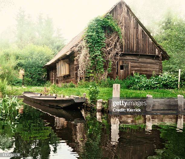 old barn and boat in spreewald /germany - 史普雷 個照片及圖片檔