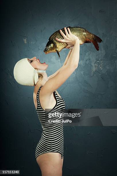 frau und fisch - swimming fish stock-fotos und bilder