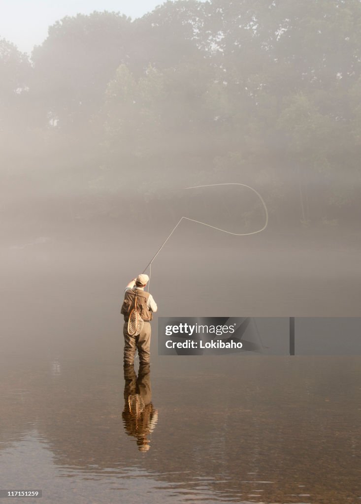 Morgen Sonnenschein auf Flyfisherman im Nebel