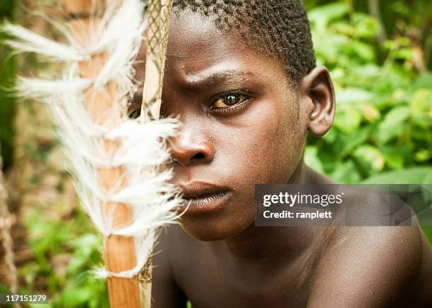 junge afrikanische stammes-hunter - african tribal culture stock-fotos und bilder