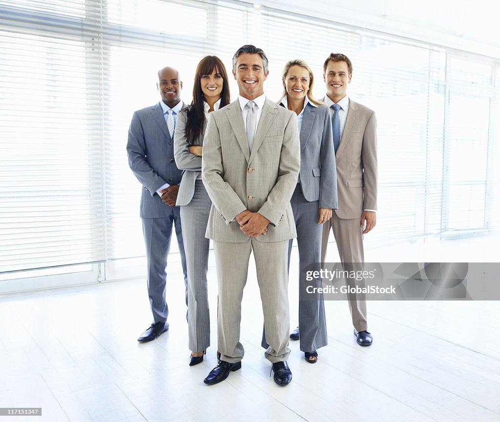 Feliz Retrato de longitud completa de personas de negocios exitosos