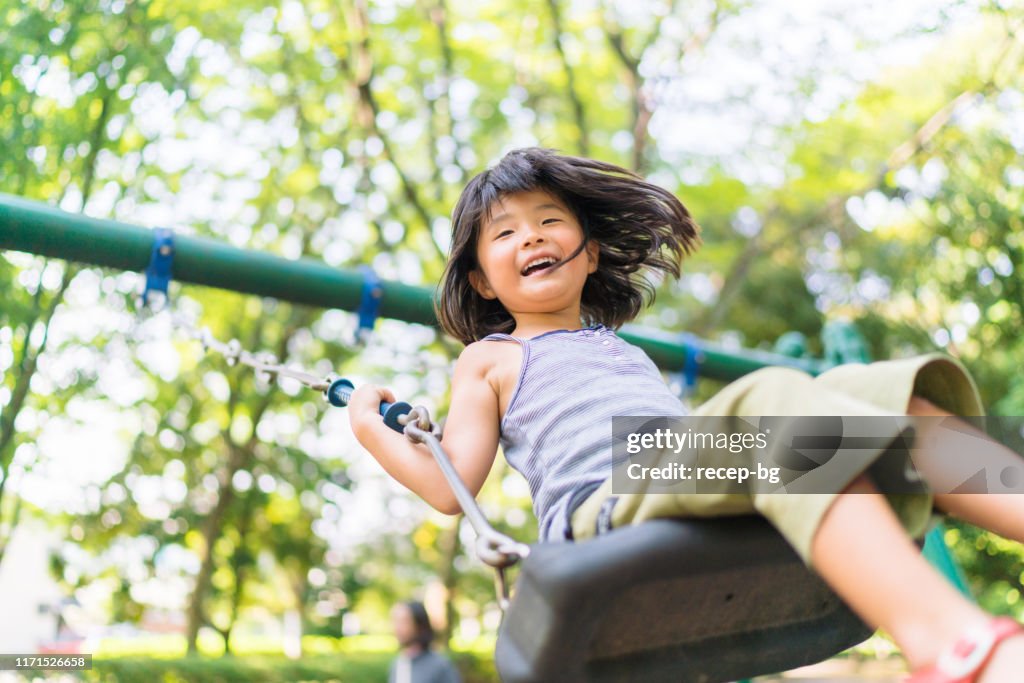 ブランコで遊ぶ子供