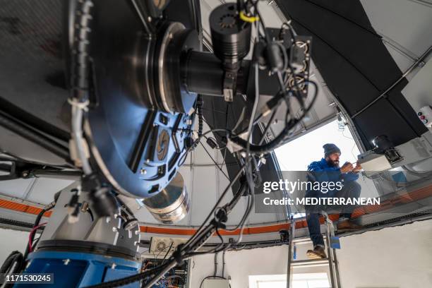 técnico astrónomo en la cúpula del observatorio - observatory fotografías e imágenes de stock