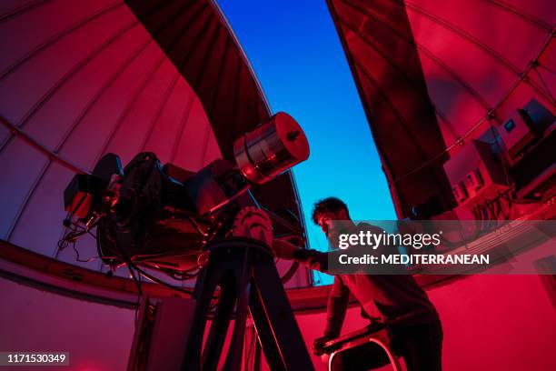 astronomo nella cupola del telescopio fotografico - telescope foto e immagini stock