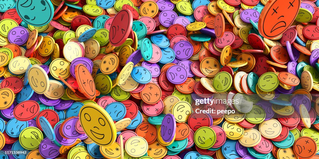 Mehrfarbige Emoji Emoticons Token in Mid-Air fallen in riesigen Haufen
