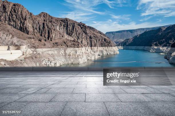 viewing the scenery of lake mead, nevada, usa from the hoover dam platform - lake mead national recreation area stock-fotos und bilder