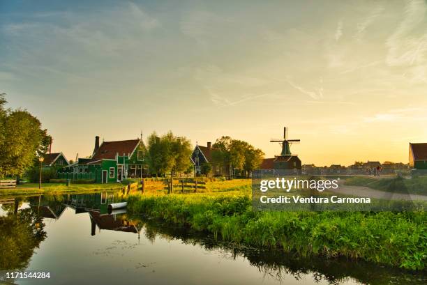 rural settlement in zaanse schans, netherlands - holanda septentrional fotografías e imágenes de stock