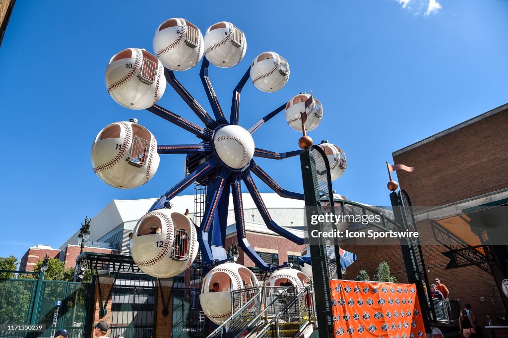 The large baseball ferris wheel inside Comerica Park during the  Nieuwsfoto's - Getty Images