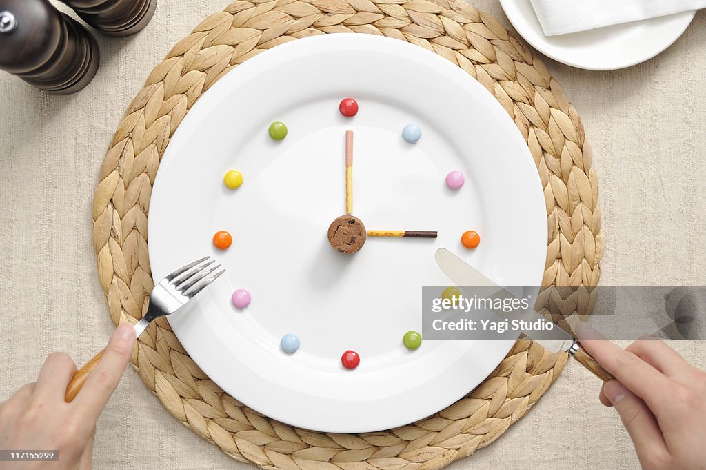The watch of the sweets made in the white plate