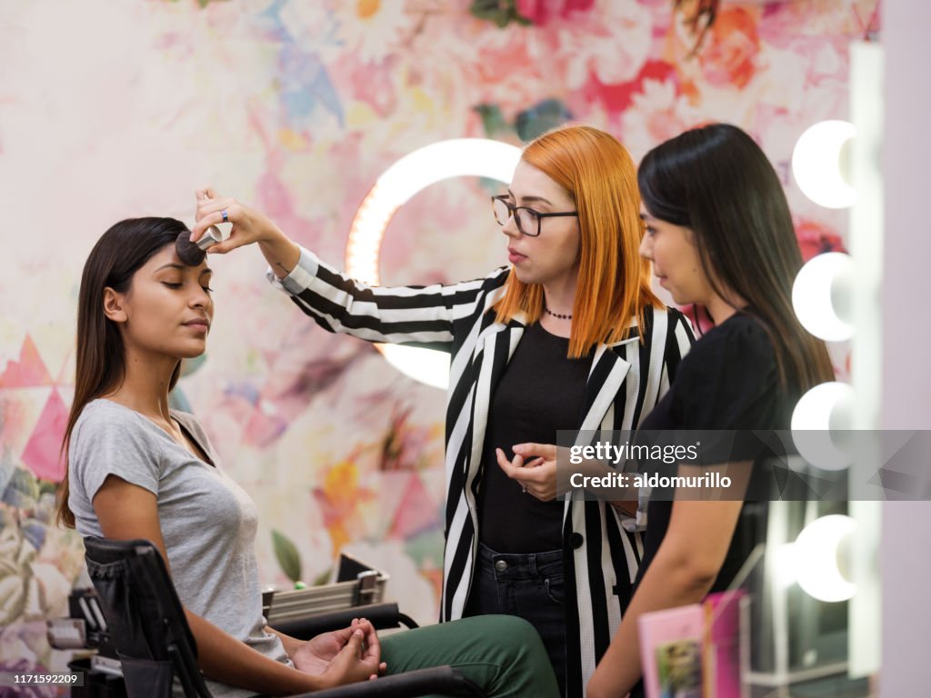 Make-up Künstler Ausbildung Mitarbeiter in Schönheitssalon mit Kunden