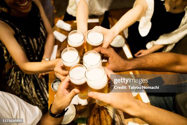 toasting people - beer friends imagens e fotografias de stock