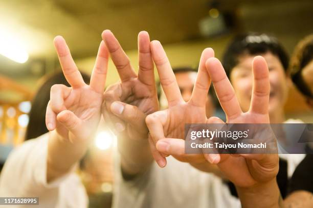 「peace sign」and diversity - símbolo de la paz conceptos fotografías e imágenes de stock