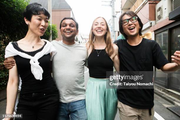 people from various countries walking while singing - diverse group of asian stockfoto's en -beelden