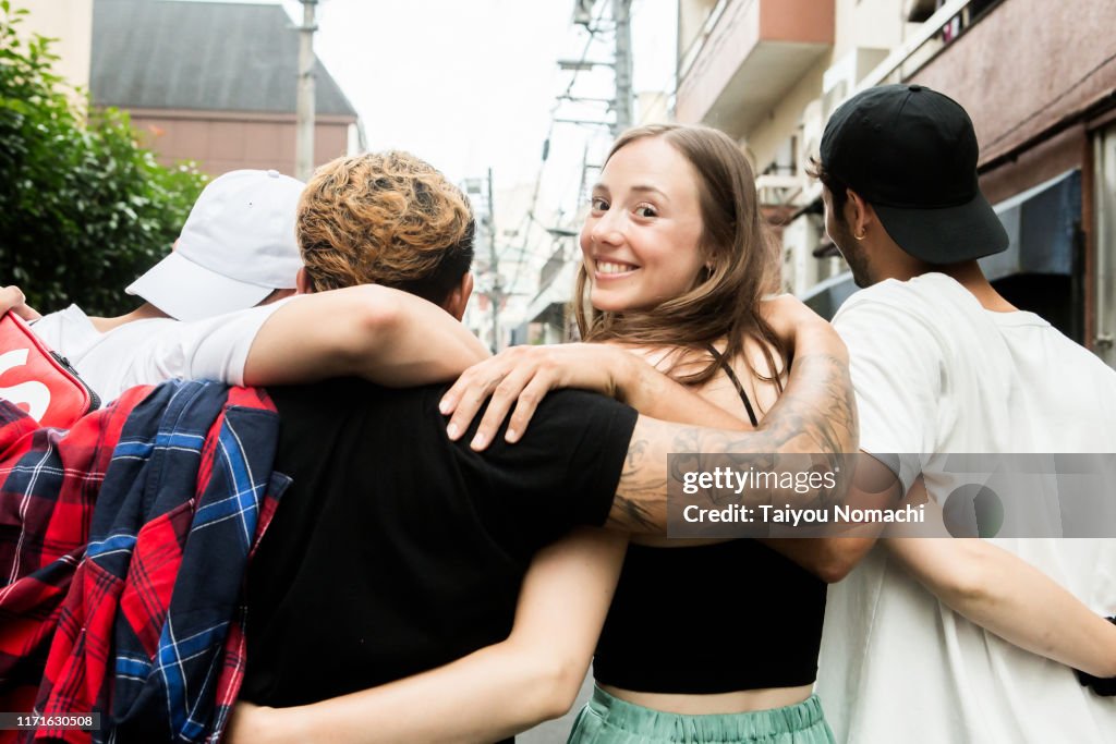 A woman who looks back while crossing shoulder