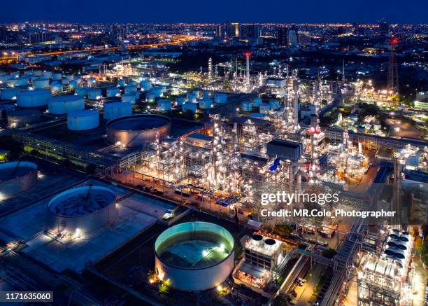 aerial view of refinery oil - perzische golfstaten stockfoto's en -beelden