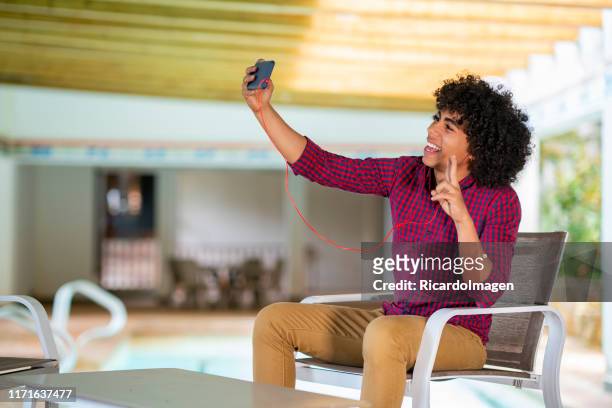 menino novo que toma um selfie - grupo de competição - fotografias e filmes do acervo