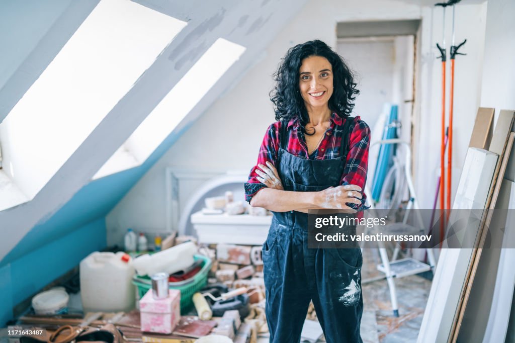 Erwachsene Frauen in der Mitte genießen Hausrenovierung