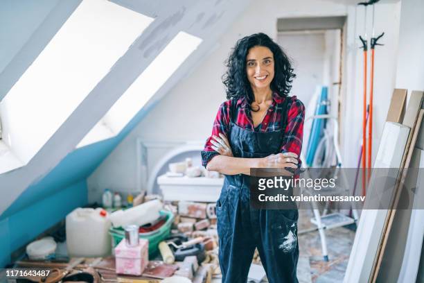 mid volwassen vrouwen genieten van huis renovatie - diy stockfoto's en -beelden
