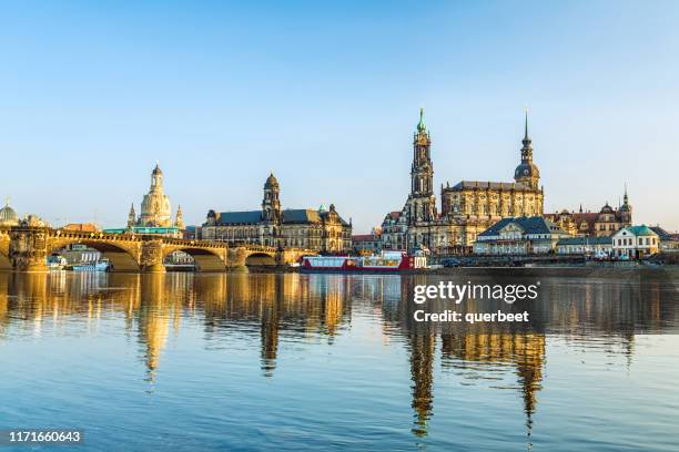 skyline dresden con el río elba - dresde fotografías e imágenes de stock