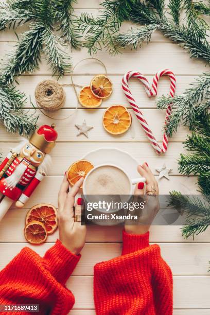 ホットチョコレートのカップと赤いニットセーターの女性 - クリスマスフラットレイ - coffee christmas ストックフォトと画像