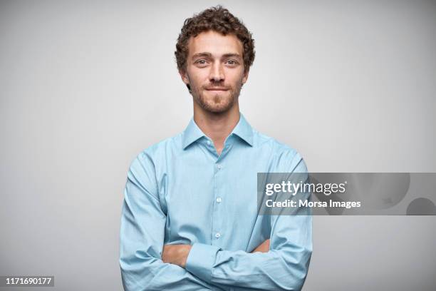 confident entrepreneur against white background - camisa azul fotografías e imágenes de stock