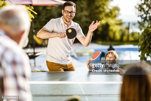 tischtennis im hinterhof spielen! - tischtennis spielerin stock-fotos und bilder