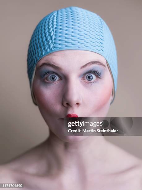 teenager mädchen mit blauer retro - badehaube macht duckface - puckering stock pictures, royalty-free photos & images