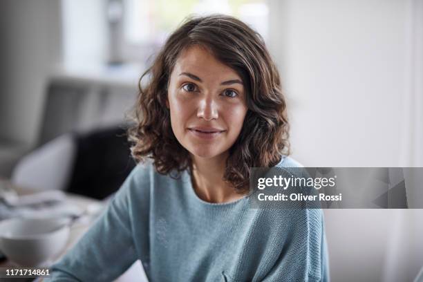 portrait of confident young woman - brown hair stock-fotos und bilder