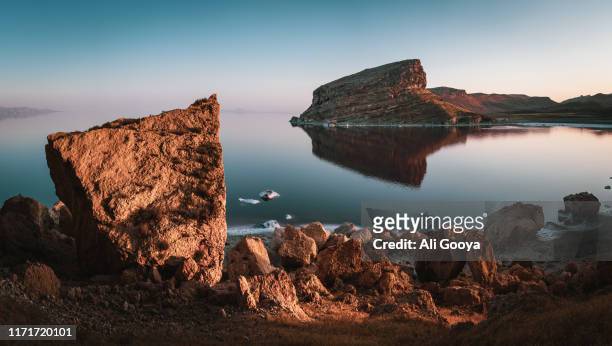 salt lake in iran - lake urmia 個照片及圖片檔