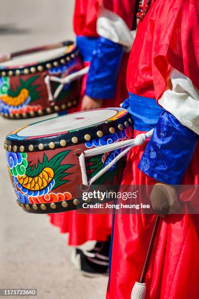 sumunjang (royal guard) changing ceremony in gyeongbok palace,hanbok, seoul  korea - jong heung lee stock pictures, royalty-free photos & images