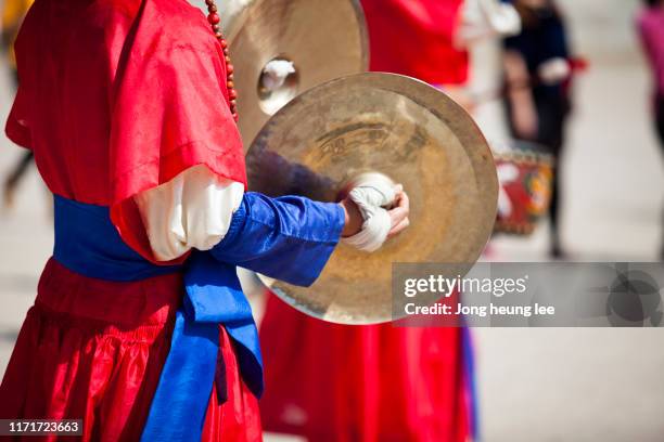 sumunjang (royal guard) changing ceremony in gyeongbok palace,hanbok, seoul  korea - jong heung lee stock pictures, royalty-free photos & images