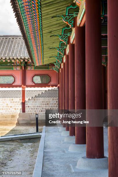 wooden columns inside gyeongbokgung palace - jong heung lee stock pictures, royalty-free photos & images