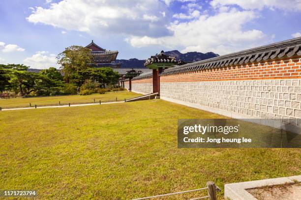a garden inside gyeongbokgung palace - jong heung lee stock pictures, royalty-free photos & images