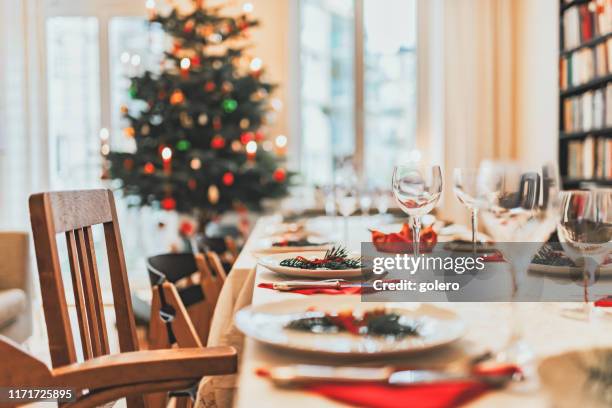 christmas dining table - mesa imagens e fotografias de stock