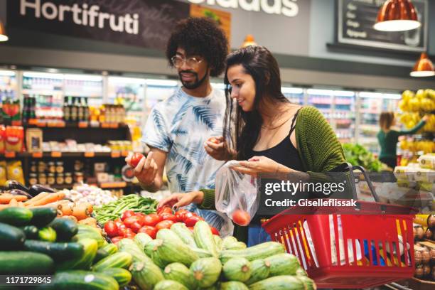 pares novos na compra do mantimento - supermercado - fotografias e filmes do acervo