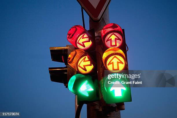 traffic sign at night. - stoplight foto e immagini stock