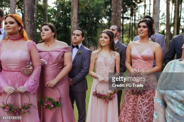 emotionele bruidsmeisje en bruiloft gasten - familys revenge of the bridesmaids stockfoto's en -beelden