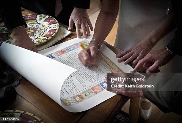 ketubah - jewish wedding ceremony stock pictures, royalty-free photos & images