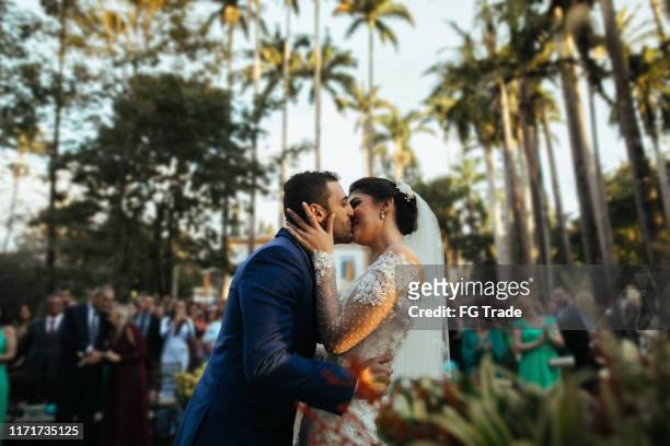 brud och brudgum i altaret - wedding ceremony bildbanksfoton och bilder