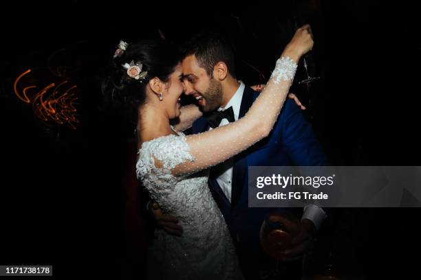 bruid en bruidegom dansen tijdens hun huwelijksfeest - drunk wife at party stockfoto's en -beelden