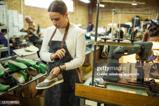 frau setzen schnürsenkel auf oxford schuhe - shoe repair stock-fotos und bilder