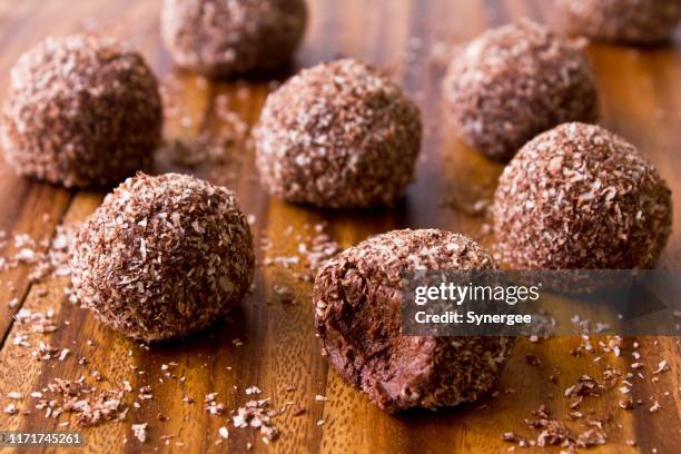 rauwe chocolade bliss ballen - coconut biscuits stockfoto's en -beelden