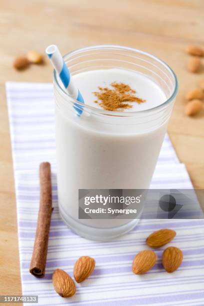 mandelmilch - almond milk stock-fotos und bilder