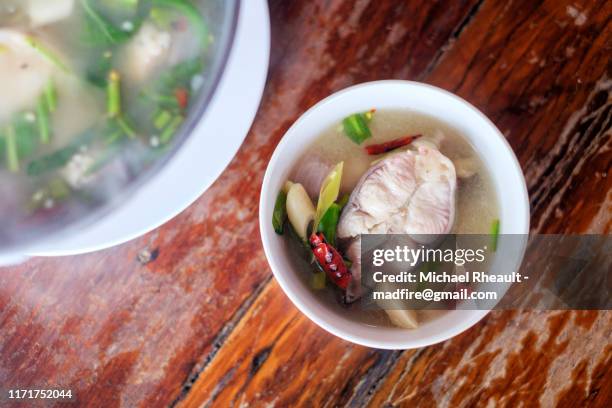 tom yam soup - tom yum suppe stock-fotos und bilder