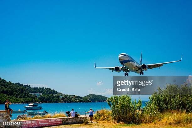 スキアトス空港は、最短の滑走路を持つ空港の一つです。 - スキアトス島 ストックフォトと画像