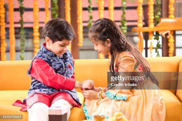 ラクシャ・バンダン・フェスティバルを祝う少女と少年 - rakhi ストックフォトと画像