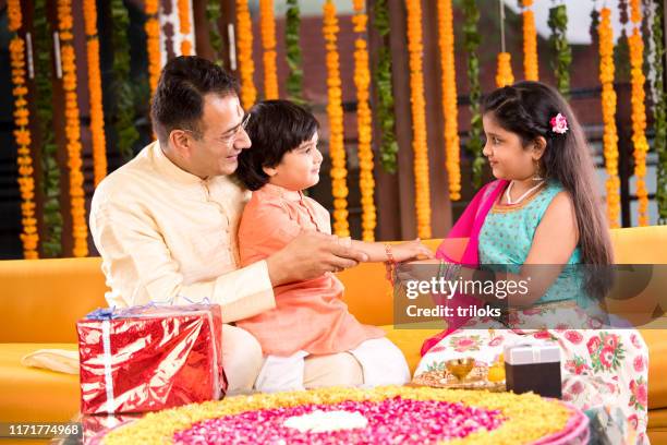 famiglia indiana che celebra raksha bandhan - bhai dooj festival celebration foto e immagini stock