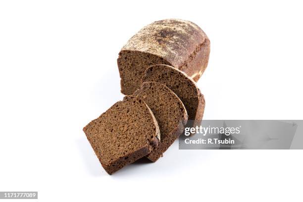 rye black bread slices isolated on white background - rye grain stock-fotos und bilder